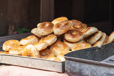 Bohri Kadal, Srinagar, Jammu ve Kashmir, Hindistan. Srinagar 'da satılık simit şeklinde ekmek ruloları.