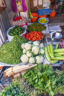 Berna Bugh, Kangan, Jammu ve Kashmir, Hindistan. Jammu ve Kashmir köyündeki bir markette taze sebzeler..