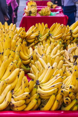 Berna Bugh, Kangan, Jammu ve Kashmir, Hindistan. Jammu ve Kashmir köyündeki bir markette taze muz..