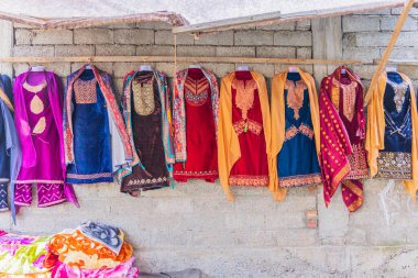 Berna Bugh, Kangan, Jammu ve Kashmir, Hindistan. Jammu ve Kashmir köyündeki bir markette satılık kadın kıyafetleri..
