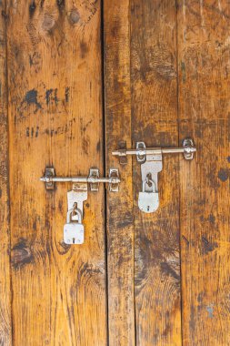 Berna Bugh, Kangan, Jammu ve Kashmir, Hindistan. Yıpranmış ahşap kapıdaki asma kilitler.