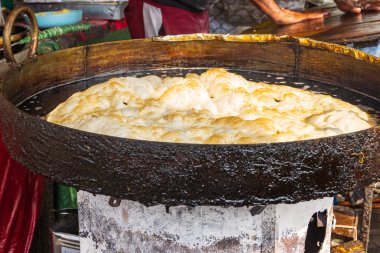 Rainawari, Srinagar, Jammu ve Kashmir, Hindistan. Srinagar 'da bir markette ekmek kızartıyorum..