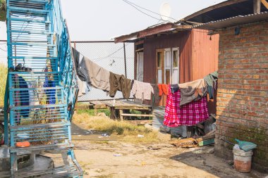 Hazratbal, Srinagar, Jammu ve Kashmir, Hindistan. Çamaşırlar Srinagar 'da kurumaya bırakıldı..