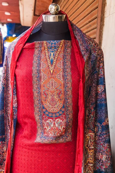 Shamswari Srinagar Jammu Kaszmir Indie Tradycyjna Damska Sukienka Sprzedaż Targu — Zdjęcie stockowe