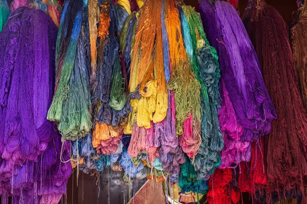 スリナガル ジャムムム カシミール インド シュリンガルの市場で販売のためのバリュットリー色の糸 — ストック写真