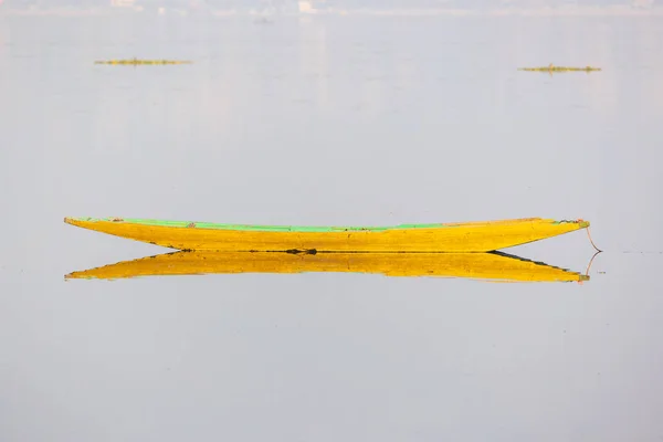 Dal Lake Srinagar Jammu Kašmír Indie Tradiční Žlutá Loď Klidném — Stock fotografie