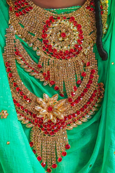 Kangan Jammu Kashmir India 在查谟和克什米尔的一个村庄的婚礼上 一个年轻新娘的珠宝项链 — 图库照片