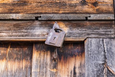 Khansahib Tehsil, Jammu ve Kaşmir, Hindistan. Ahşap bir kapıda paslanmış bir asma kilit..