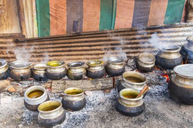 Srinagar, Jammu ve Kashmir, Hindistan. Srinagar 'da bir düğünde yemek hazırlıyorum..