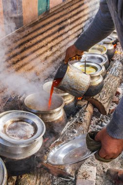 Srinagar, Jammu ve Kashmir, Hindistan. Srinagar 'da bir düğünde yemek hazırlıyorum..