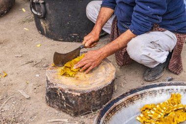 Srinagar, Jammu ve Kashmir, Hindistan. Srinagar 'da bir düğünde yemek hazırlıyorum..