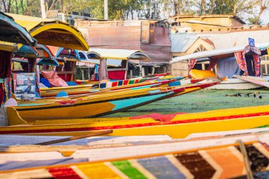 Rainawari, Srinagar, Jammu ve Kashmir, Hindistan. 24 Ekim 2022. Dal Gölü 'nde renkli geleneksel Shikara tekneleri.