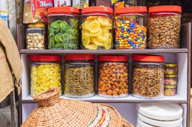 Sokalipura, Srinagar, Jammu ve Kashmir, Hindistan. 25 Ekim 2022. Srinagar 'da bir markette kurutulmuş meyve ve fındık satılıyor..