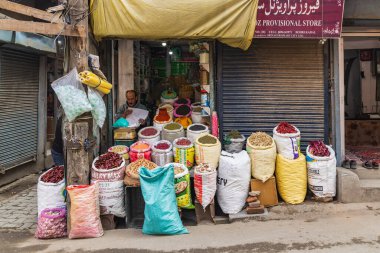 Sokalipura, Srinagar, Jammu ve Kashmir, Hindistan. 25 Ekim 2022. Srinagar 'da kurutulmuş ot ve biber satan bir dükkan..