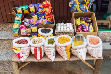 Şimdi, Srinagar, Jammu ve Kashmir, Hindistan. 25 Ekim 2022. Srinagar 'da kurutulmuş fasulye, yumurta ve abur cubur satılıyor..