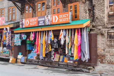 Rainawari, Srinagar, Jammu ve Kashmir, Hindistan. 25 Ekim 2022. Havlular Srinagar 'da bir dükkanın önünde asılı..