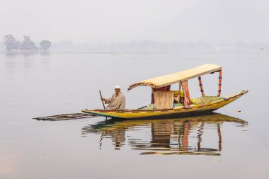 Dal Lake, Srinagar, Jammu ve Kashmir, Hindistan. 26 Ekim 2022. Dal Gölü 'nde bir tur teknesinde.