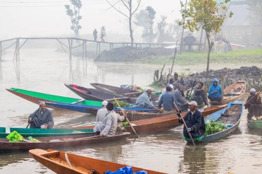 Dal Gölü, Rainawari, Srinagar, Jammu ve Kaşmir, Hindistan. 26 Ekim 2022. Dal Gölü 'nde yüzen bir sebze pazarında tekneler.