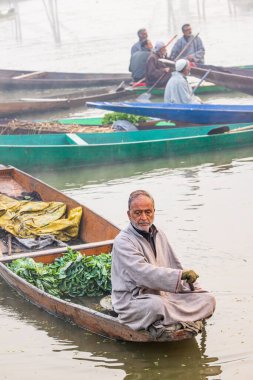 Dal Gölü, Rainawari, Srinagar, Jammu ve Kaşmir, Hindistan. 26 Ekim 2022. Dal Gölü 'nde yüzen bir sebze pazarında tekneler.