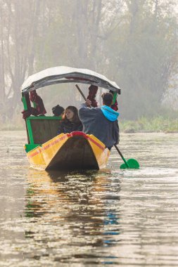 Dal Gölü, Rainawari, Srinagar, Jammu ve Kaşmir, Hindistan. 26 Ekim 2022. Dal Gölü 'nde geleneksel bir teknede turistler.