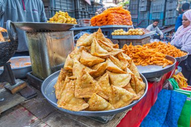 Berna Bugh, Kangan, Jammu ve Kashmir, Hindistan. 27 Ekim 2022. Jammu ve Kashmir köyündeki bir markette satılık abur cubur..