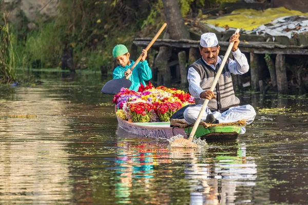 Rainawari Srinagar Jammu Kašmír Indie Října2022 Otec Syn Doručují Květiny — Stock fotografie