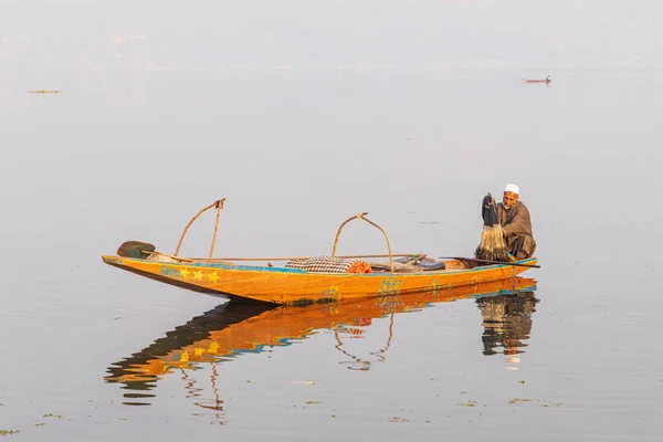 Озеро Дал Шринагар Джамму Кашмир Индия Октября 2022 Года Рыбак — стоковое фото