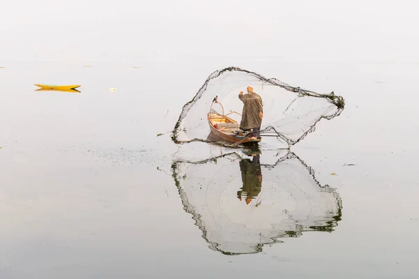 Dal Lago Srinagar Jammu Kashmir India Ottobre 2022 Pescatore Gettando — Foto Stock