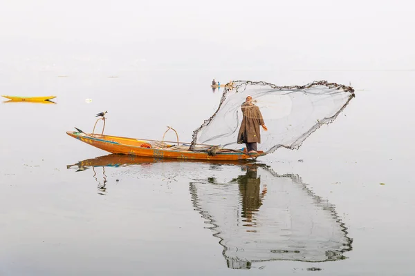 Dal Lago Srinagar Jammu Kashmir India Ottobre 2022 Pescatore Gettando — Foto Stock