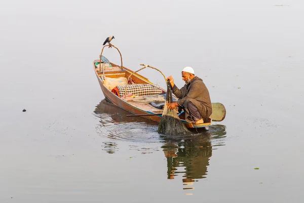 Dal Lake Srinagar Jammu Kašmír Indie Října2022 Vrána Sleduje Rybáře — Stock fotografie