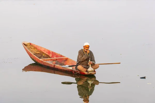 Dal Lake Srinagar Jammu Kašmír Indie Října2022 Muž Kouří Vodní — Stock fotografie