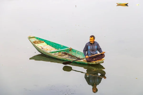 Dal Lake Srinagar Jammu Kašmír Indie Října2022 Muž Pádlování Tradiční — Stock fotografie