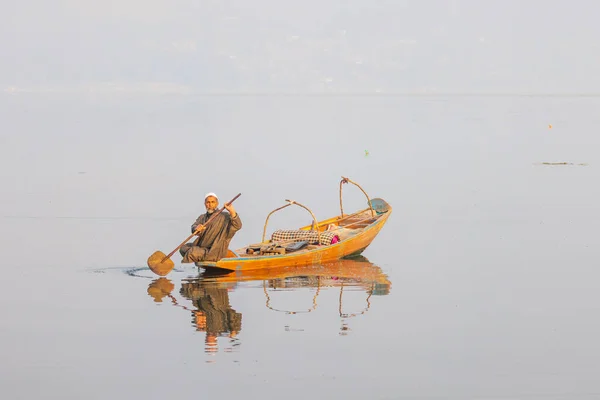 Dal Lake Srinagar Jammu Caxemira Índia Outubro 2022 Homem Remando — Fotografia de Stock
