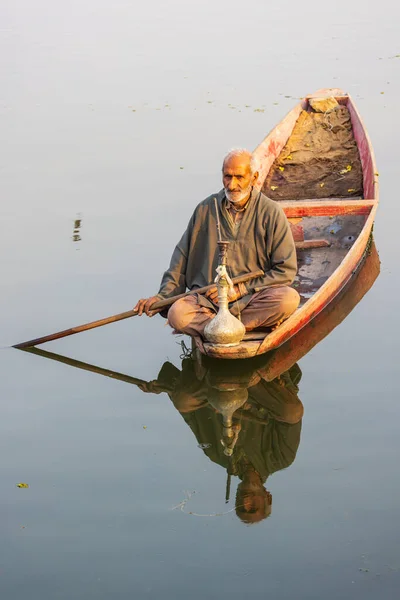 达尔湖 斯利那加 查谟和克什米尔 2022年10月26日 人类在达尔湖上划着传统的小船 — 图库照片