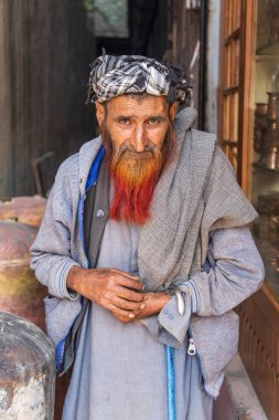 Berna Bugh, Kangan, Jammu ve Kashmir, Hindistan. 27 Ekim 2022. Jammu ve Kashmir köyünde kırmızı kınalı sakallı bir adam.