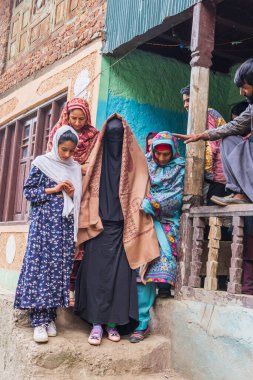 Kangan, Jammu ve Kashmir, Hindistan. 27 Ekim 2022. Jammu ve Kashmir 'de bir köy düğününde siyah peçeli genç bir gelin..