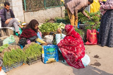 Rainawari, Srinagar, Jammu ve Kashmir, Hindistan. 28 Ekim 2022. Srinagar 'da bir markette taze sebzeler..