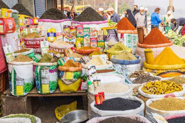 Rainawari, Srinagar, Jammu ve Kashmir, Hindistan. 28 Ekim 2022. Srinagar 'da bir pazarda satılık baharat ve otlar..