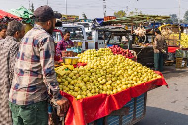 Rainawari, Srinagar, Jammu ve Kashmir, Hindistan. 28 Ekim 2022. Srinagar 'da bir markette bir araba armut..