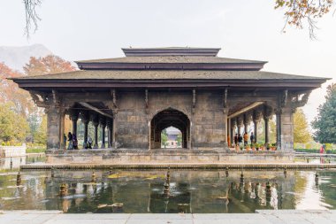Srinagar, Jammu ve Kashmir, Hindistan. 30 Ekim 2022. Babür Bahçesi 'ndeki bir gölette taş bina..