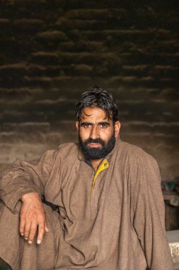 Raiyar Beruwa, Khansahib Tehsil, Jammu ve Kaşmir, Hindistan. 31 Ekim 2022. Jammu ve Kaşmir 'deki bir adamın portresi..