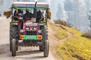Goja Thaji, Hansahib Tehsil, Jammu ve Kashmir, Hindistan. Jammuu ve Kashmir 'de bir yolda traktör..