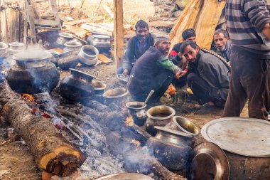 Khansahib Tehsil, Jammu ve Kaşmir, Hindistan. 31 Ekim 2022. Jammu ve Kashmir 'de bir köy düğününde yemek pişirmek.