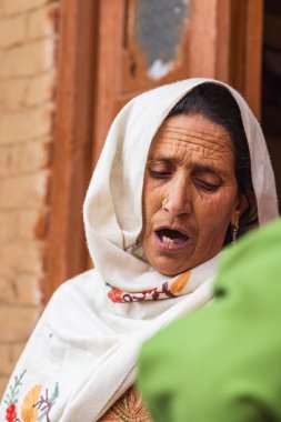 Khansahib Tehsil, Jammu ve Kaşmir, Hindistan. 31 Ekim 2022. Jammu ve Kashmir 'de köy düğününde şarkı söyleyen bir kadın..