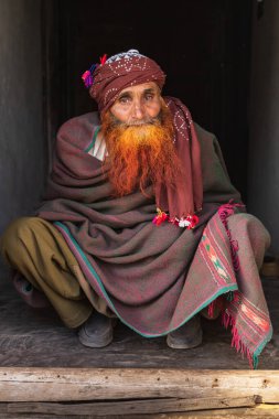 Khansahib Tehsil, Jammu ve Kaşmir, Hindistan. 31 Ekim 2022. Jammu ve Kashmir 'de bir köyde kırmızı kınalı sakallı bir adam..