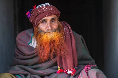 Khansahib Tehsil, Jammu ve Kaşmir, Hindistan. 31 Ekim 2022. Jammu ve Kashmir 'de bir köyde kırmızı kınalı sakallı bir adam..