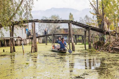 Rainawari, Srinagar, Jammu ve Kashmir, Hindistan. 1 Kasım 2022. Dal Gölü 'nde bir yaya köprüsü..