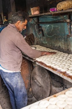 Rainawari, Srinagar, Jammu ve Kashmir, Hindistan. 1 Kasım 2022. Fırıncı simit şeklinde ekmek yapıyor..