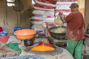 Rainawari, Srinagar, Jammu ve Kashmir, Hindistan. 1 Kasım 2022. Baker geleneksel ahşap fırını kullanıyor..