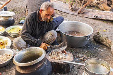 Srinagar, Jammu ve Kashmir, Hindistan. 1 Kasım 2022. Srinagar 'da bir düğünde yemek hazırlıyorum..